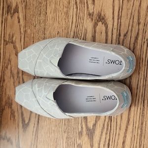 Giraffe Print TOMS  Size 7